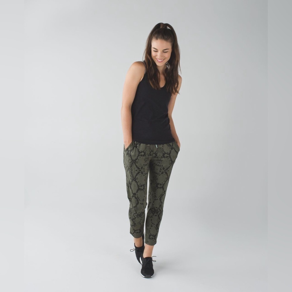Lululemon Jet Crop Slim Luxtreme Pants Ziggy Snake Fatigue Green Gator Size 4